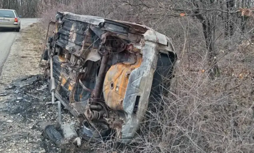 Pored puta Salaš - Brusnik nalazi se zapaljen automobil