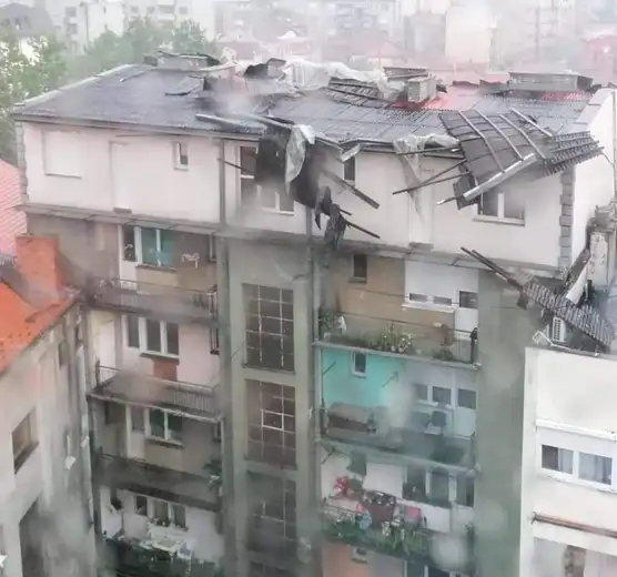 Olujno nevreme zahvatilo Zaječar: Vetar nosio krovove, potopljene ulice!