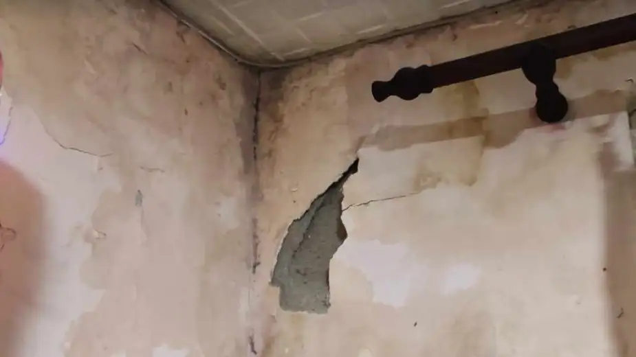 “Meni se mesecima voda sliva niz zidove i plafon i više ne znam šta da radim”: Muke stanara zgrade u centru Zaječara gde se obrušio zid