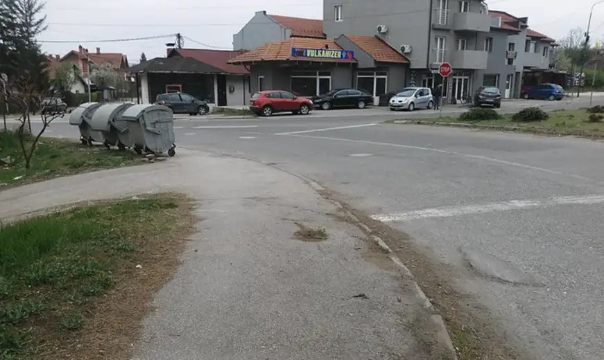 Znak na raskrsnici ulica Ljuba Nešić i Ivana Milutinovića uklonjen, ali novi nije postavljen