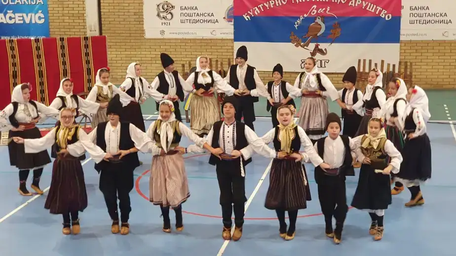 Stariji dečiji gradski folklorni ansambl „ZO-RA" još jednom oduševio publiku