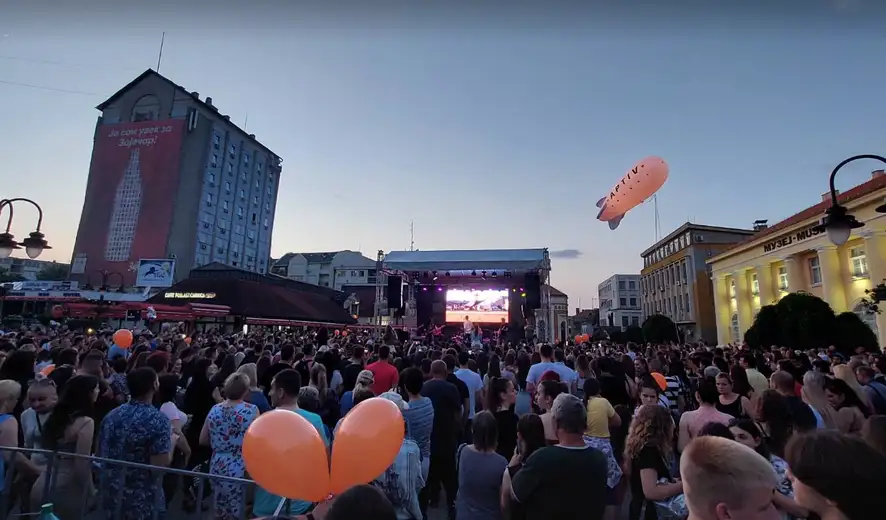 Na zaječarskom skveru kompanija APTIV organizovala FAMILY DAY: Lexington bend zabavljao Zaječarce