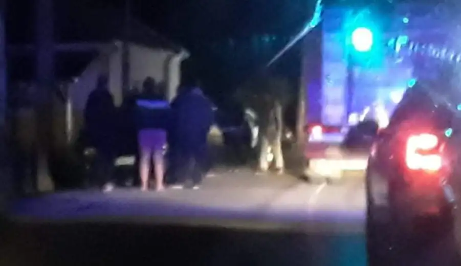 Saobraćajna nezgoda u centru Zvezdana: automobil udario u banderu