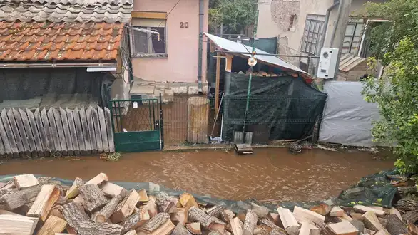 Krompir vruć, a slavine suve: stanari nekoliko ulica od nedelje bez vode zbog krive bandere i nelegalnog objekta