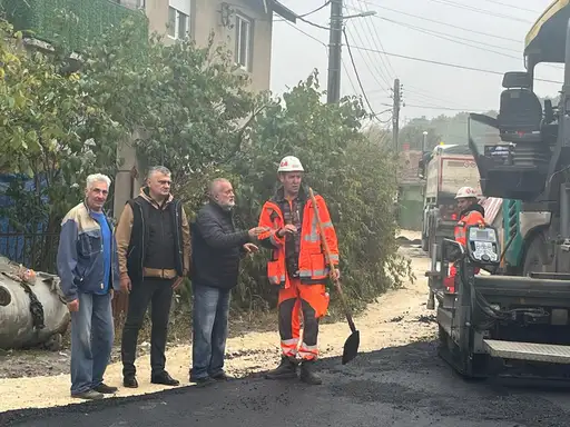 Novi asfalt u ulicama sеla Zvеzdan: Radovе obišao gradonačеlnik