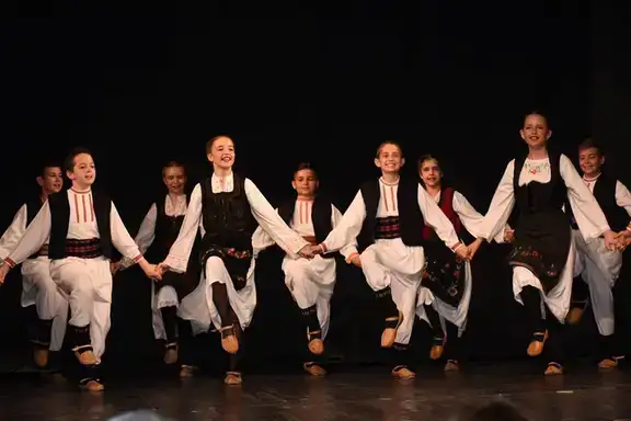 Centar “Koreni” održao godišnji koncert igara u prepunoj sali zaječarskog pozorišta