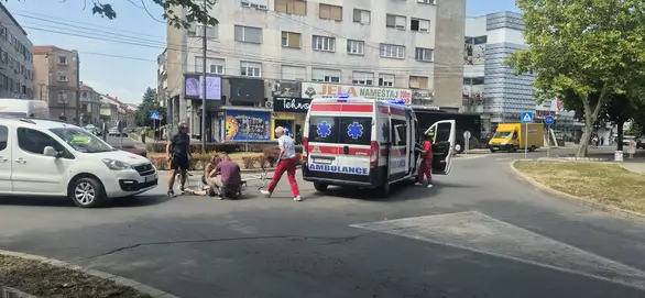 Saobraćajna nezgoda na kružnom toku u centru Zaječara, oborena biciklistkinja