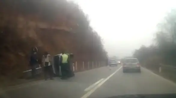 Saobraćajna nesreća kod Vratarnice: Prevrnulo se vozilo