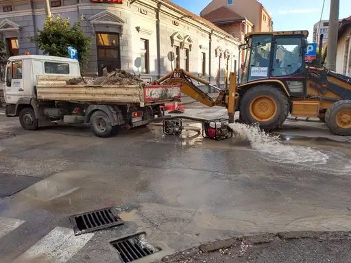 Pukla vodovodna cev u ulici Generala Gambete