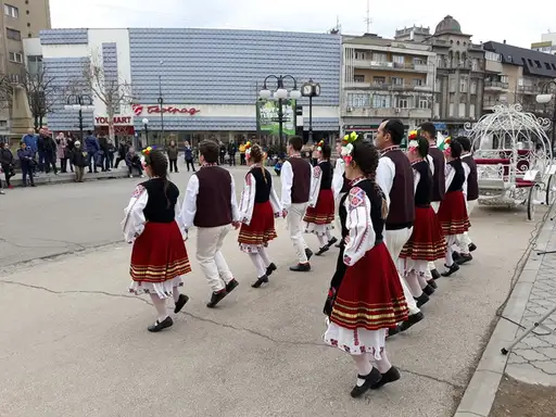 Pesmom i igrom na gradskom trgu proslavljen 3. mart