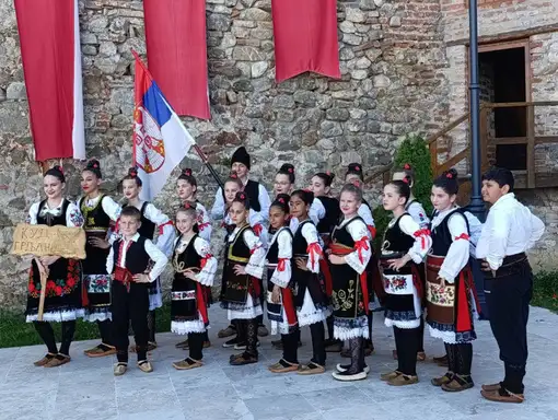 Dečje folklorne grupe kulturno-umetničkih društava iz Grljana i Rgotine učestvovale su na Međuregionalnoj smotri dečjih ansambala Srbije u Kladovu