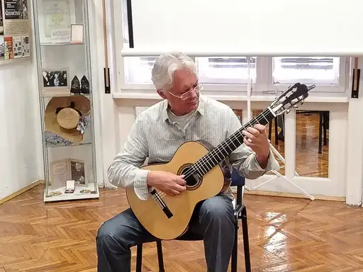 U okviru prvog festivala umetničke muzike „Zaječarsko muzičko proleće” u Pozorišnom muzeju u Zaječaru nastupio magistar gitare Dušan Dimitrijević