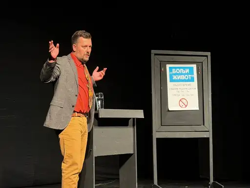 Monodramu ,,Bolji život u 5 koraka” glumac zaječarskog teatra Branislav Mijatović odigrao sinoć u Kruševačkom pozorištu