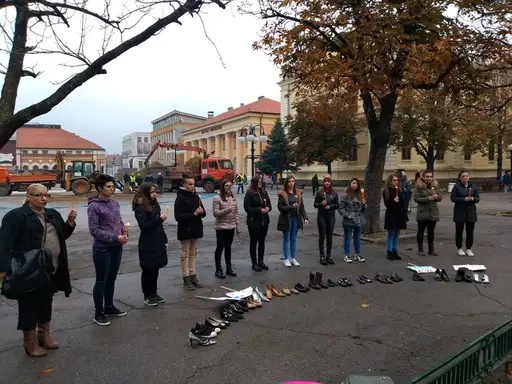 Performansom "Ni jedna žena manje,ni jedna mrtva više", Dečiji centar obeležio Međunarodni dan borbe protiv nasilja nad ženama