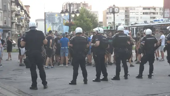 Dva kordona policije razdvajaju učesnike Prajd karavana i grupu mladića u Zaječaru: Svemu prethodile poruke mržnje lokalnog SNS većnika za kulturu