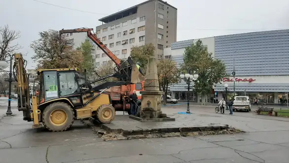 Počelo izmeštanje česme sa gradskog trga