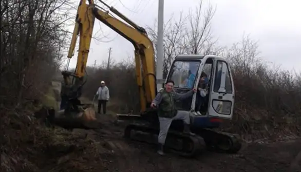 Meštani III Mesne zajednice nastavljaju volentersku akciju sređivanja putnog pravca koji vodi do hrama "Sveta Trojica"