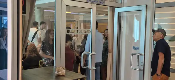 Ko je pozvan, jeo je: Glasu Zaječara ponovo zabranjen ulaz na penzionerski ručak u hotelu ,,Srbija - Tis''