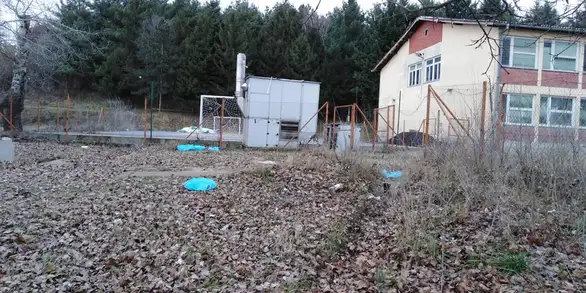 Ugrožena bezbednost dece u Velikom Izvoru zbog rasutog otpada