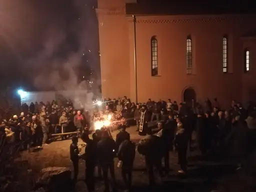 Nalaganje badnjaka u porti crkve u Velikom Izvoru