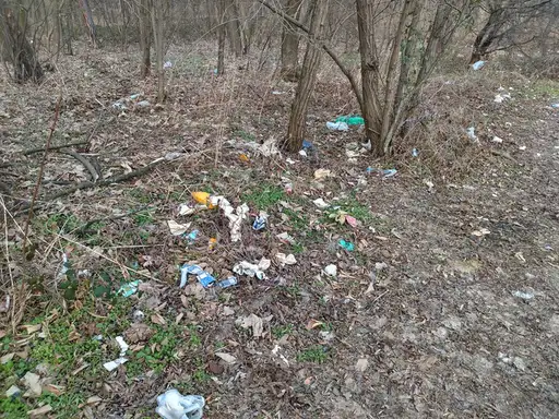 Smetlište i na parkingu kod bolnice