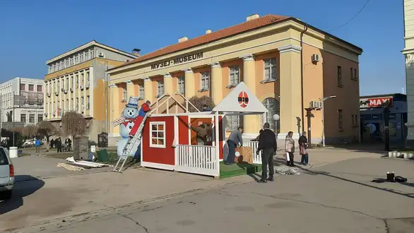 Počelo uklanjanje novogodišnje dekoracije