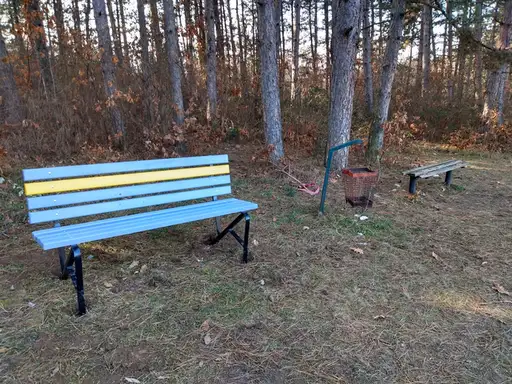 Neformalna grupa Outhide festival postavila klupice u blizini spomenika Vešala