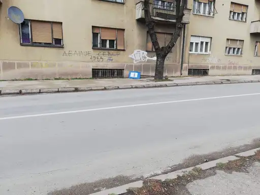 Oboren saobraćajni znak u ulici Ljube Nešića