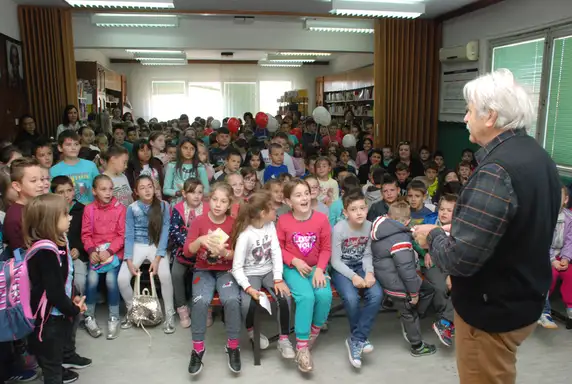 DECA SU UKRAS SVETA: Pesnik Ljubivoje Ršumović družio se sa učenicima OŠ "Hajduk Veljko" (video + foto )