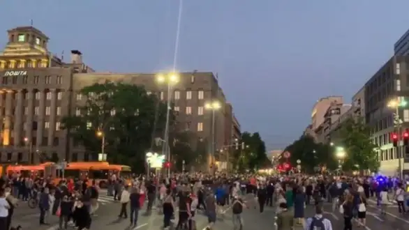 Studenti celu noć proveli ispred RTS, blokirana sva tri ulaza u zgradu javnog servisa, pristiže sve više građana