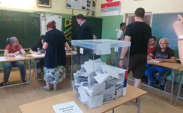 Zaječarske bajke: Kako je Boban nestao sa 3.000 dinara i ostavio demokratiju u rukama sudbine