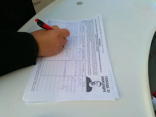 Potpisivanje peticije za oslobađanje uzbunjivača Aleksandra Obradovića iz kućnog pritvora