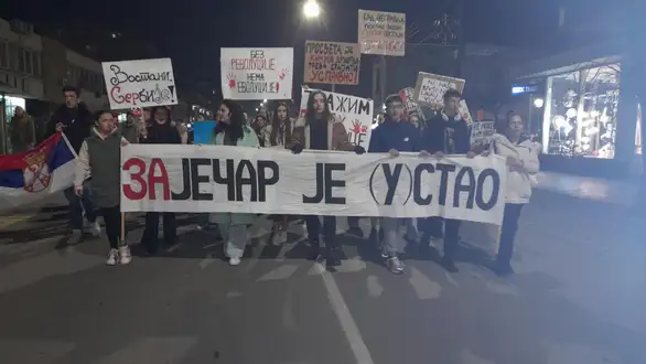 "Da li ćete dozvoliti da sami stojimo protiv okupatora naših života i sudbina": Zaječarci u blokadi kažu da su SNS aktivisti napali njihovu saborkinju