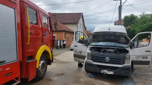 Vozilo kurirske službe zapalilo se, povređenih nema