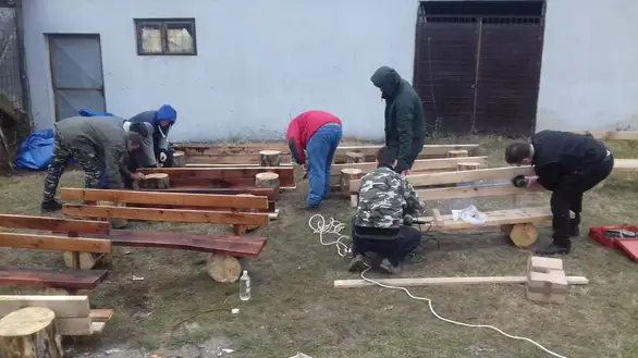 VOLONTERI IZRADILI PARK KLUPE ZA KRALJEVICU