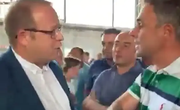 Incident u Krivelju: Milikić poliven vodom i gađan flašicom na zboru meštana