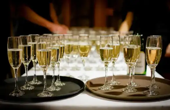 Od početka pandemije broj alkoholičara porastao skoro duplo: Da li je opijanje postalo „normalno“ zbog korone?