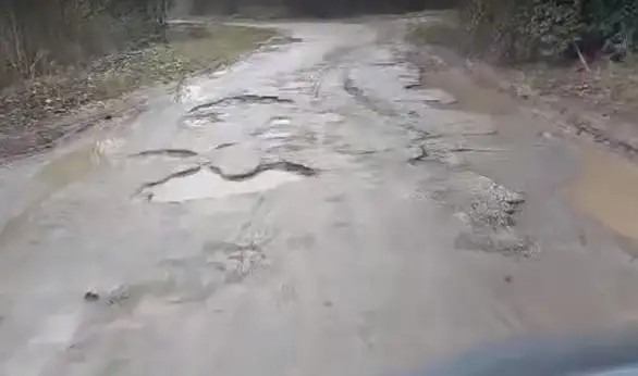 “Dok su Vučić i Ničić na vlasti, nema ništa od asfaltiranja”: Meštani Grlišta o asfaltiranju puta do sela