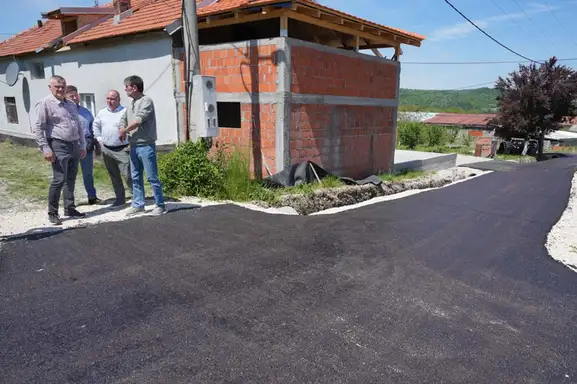 Nezvanični gosti na službenom obilasku: Da li su lokalni naprednjaci zloupotrebili javne radove u Zaječaru za stranačku promociju?