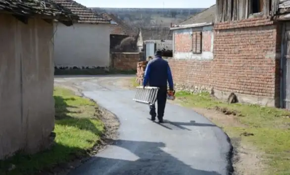 U Vražogrncu asfaltirano 500 metara, cena 3.5 miliona dinara. U Zvezdanu 280 metara, cena 2 miliona dinara