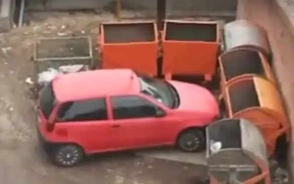 Bahato parkiranje: Automobilom blokirao prilaz kontejnerima