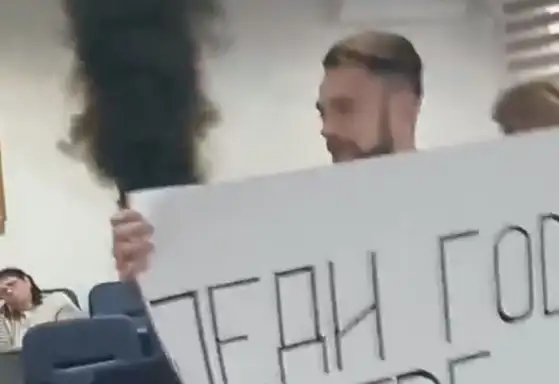 Dimnim bombama i transparentima, opozicija blokirala rad sednice SO Majdanpek