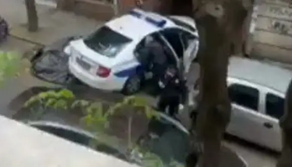 Snimak policajca koji udara muškarca jer krši zabranu kretanja, MUP - ispitaćemo