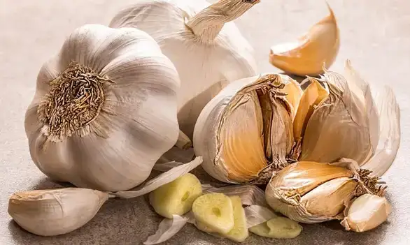 Beli luk jeste zdrav, ali kako da se rešimo njegovog mirisa?