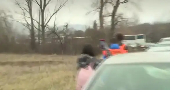 Autobusi sa pristalicama SNS-a se susreli sa studentima, pa krenuli u rikverc: Studenti ih pojurili, uzvikuju „Zašto bežite“