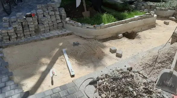 Godinu dana od uređenja dvorišta biblioteke kocke se uklanjaju zbog problema sa vodom