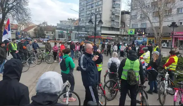 Deo zdravstvenih radnika i građani organizovali biciklističku turu kroz Zaječar