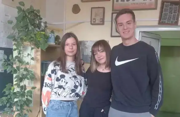 Plasman na republičko takmičenje iz biologije ostvarili su Danica Marković, Jovan Jovanović i Danica Vasiljević, iz Gimnazije