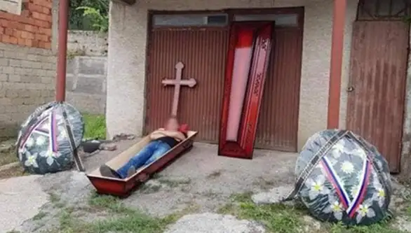 Bor: Sa krstačom na kome je napisano njegovo ime prošao kroz grad, policija ga pronašla u mrtvačkom sanduku