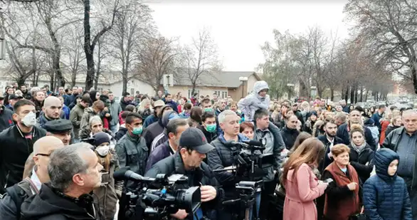 Protest Bor:"Zdravlje naše dece je bitnije od svih njihovih para, zdravlje naše dece nije na prodaju"